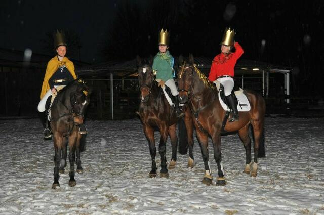 Die Heiligen Drei Könige auf dem Weg nach Bethlehem. Wie es sich für den Advent gehört, war das Wetter bereits stimmungsvoll auf Winter eingestellt.