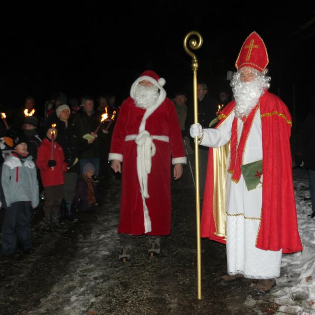 Heiliger Nikolaus in der Gegendarstellung mit dem Weihnachtsmann