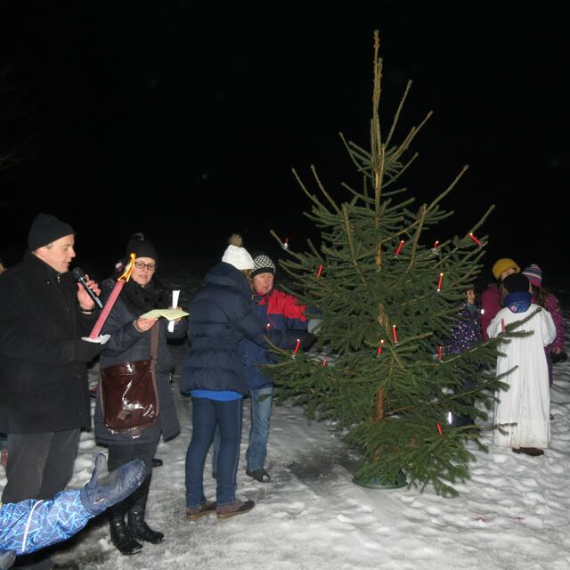 Christbaum geschmückt mit Lichtern des Glaubens