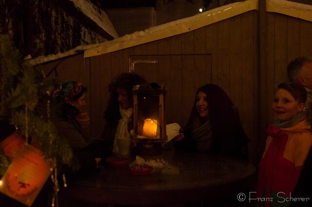 Friedberger Advent 2012 - Beladen mit den Wünschen der Kinder ans Christkind steht der romantische Wunschbaum der Mandel-Kuchl im Friedberger Archivhof.