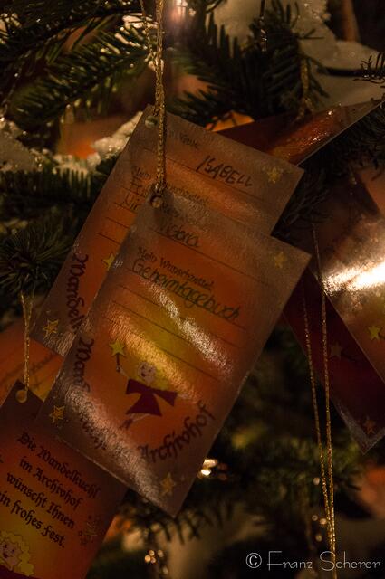 Friedberger Advent 2012 - Beladen mit den Wünschen der Kinder ans Christkind steht der romantische Wunschbaum der Mandel-Kuchl im Friedberger Archivhof.