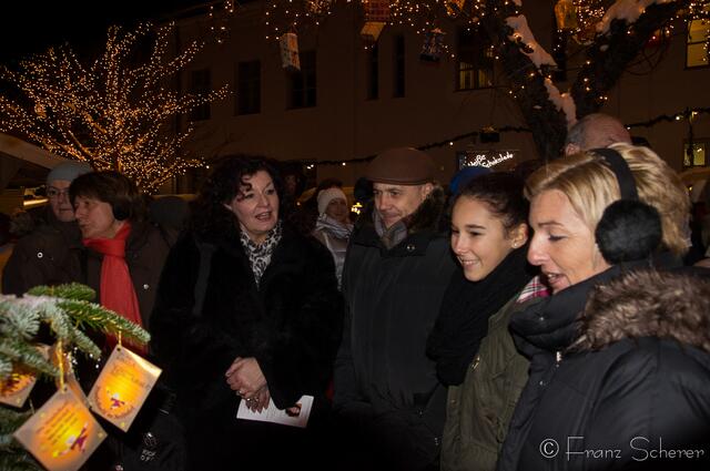Friedberger Advent 2012 - Beladen mit den Wünschen der Kinder ans Christkind steht der romantische Wunschbaum der Mandel-Kuchl im Friedberger Archivhof. myheimat-Reporterin Sabina Scherer im Gespräch mit Besuchern des romantischen Adventsmarkts