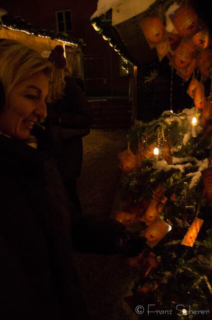 Friedberger Advent 2012 - Beladen mit den Wünschen der Kinder ans Christkind steht der romantische Wunschbaum der Mandel-Kuchl im Friedberger Archivhof.