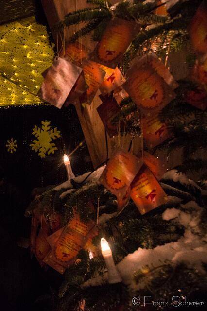 Friedberger Advent 2012 - Beladen mit den Wünschen der Kinder ans Christkind steht der romantische Wunschbaum der Mandel-Kuchl im Friedberger Archivhof.