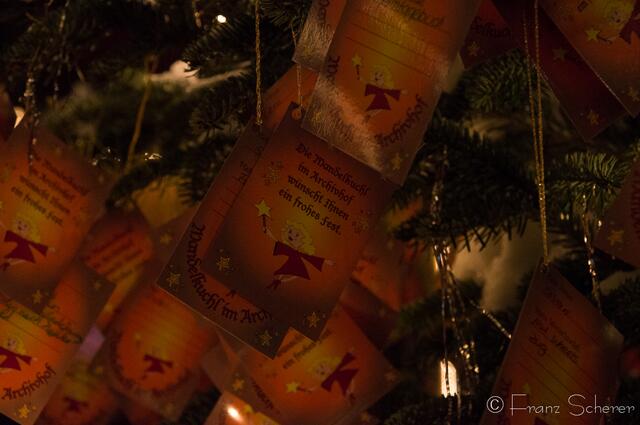 Friedberger Advent 2012 - Beladen mit den Wünschen der Kinder ans Christkind steht der romantische Wunschbaum der Mandel-Kuchl im Friedberger Archivhof.