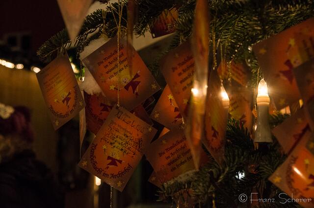 Friedberger Advent 2012 - Beladen mit den Wünschen der Kinder ans Christkind steht der romantische Wunschbaum der Mandel-Kuchl im Friedberger Archivhof.