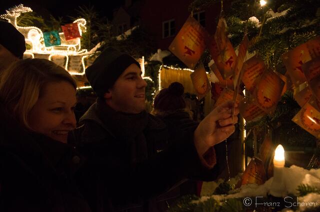 Friedberger Advent 2012 - Beladen mit den Wünschen der Kinder ans Christkind steht der romantische Wunschbaum der Mandel-Kuchl im Friedberger Archivhof.