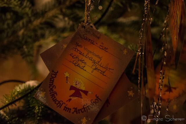 Friedberger Advent 2012 - Beladen mit den Wünschen der Kinder ans Christkind steht der romantische Wunschbaum der Mandel-Kuchl im Friedberger Archivhof.