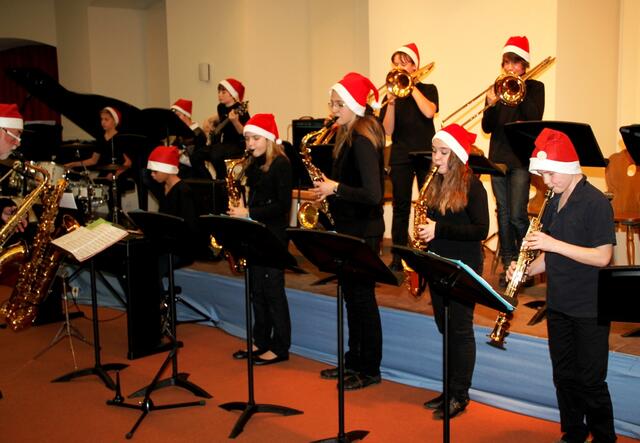 roten Nikolausmützen sorgte die Junior-Ausgabe der ReGy-Bigband unter Leitung von Manfred-Andreas Lipp für eine flotte „Christmas“.