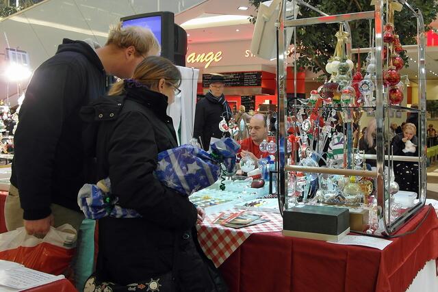 Ein Highlight in der weihnachtlich dekorierten Marienplatzgalerie war die Glasbläser-Show von Kalook Wollny.