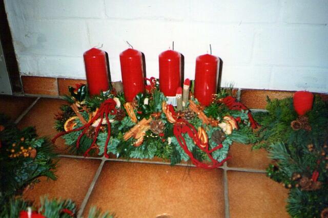 Gesteck, nach Zimt und Ornge duftend, mit kleinen Stochwichteln. (1989)