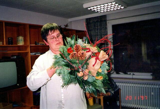 Biedermeierstrauß aus grünem Gartenverschnitt  adventlich ausdekoriert wurde, größer oder kleiner, sehr gern nachgefertigt. Aus diesem Jahr habe ich leider kein Foto zur Hand.