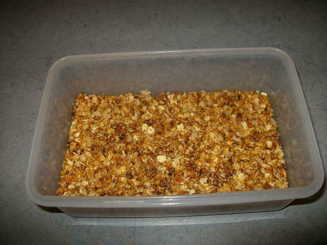 Haferkrokant selbstgemacht , feine Haferflocken mit Butter und Zucker in der Pfanne karamellisieren lassen auf Stufe 6 bis sie goldbraun sind.