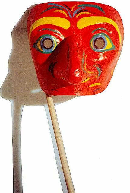 Mit angeklebtem Stäbchen zum Halten, kann man die Maske bei Bedarf elegant vor´s Gesicht halten und muß sie nicht immer auf lassen