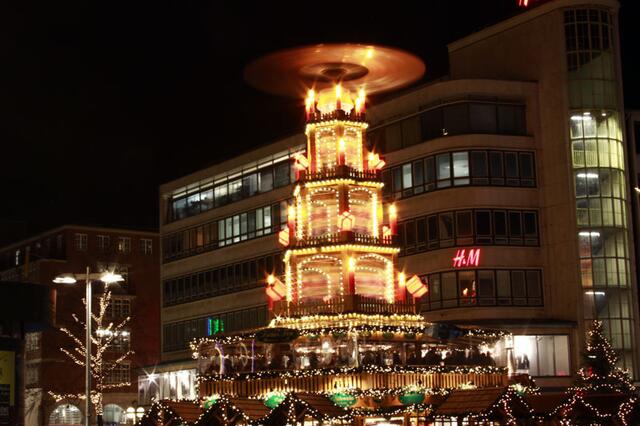 leicht schwungvoll die Pyramide in Hannover