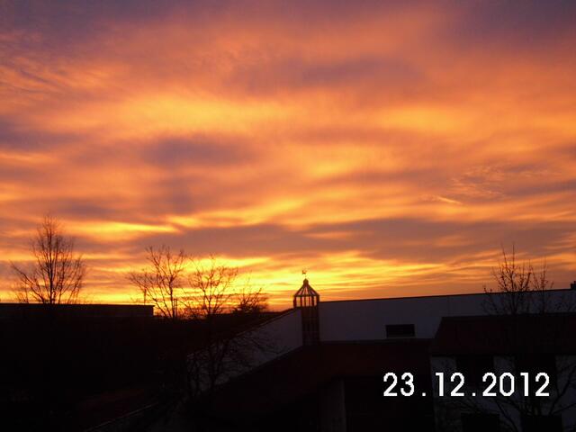 Diesen wunderbaren Sonnenuntergang war gratis  aus luftiger Höhe noch zu geniessen. (Von mir zuhause aus!)