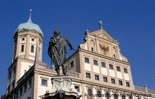Daneben das Augsburger Rathaus