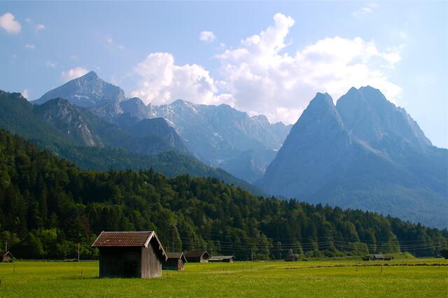 Was für ein Anblick! Links die Alpspitze. Davon ausgehend der Jubiläumsgrat. Rechts die Waxensteine, die Riffelköpfe und zwischen allen Gipfeln das Höllental.
