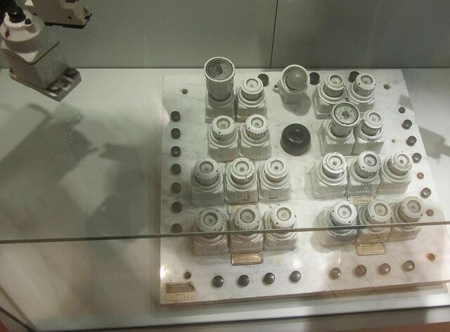 Alter Verteiler mit Marmorplatte
