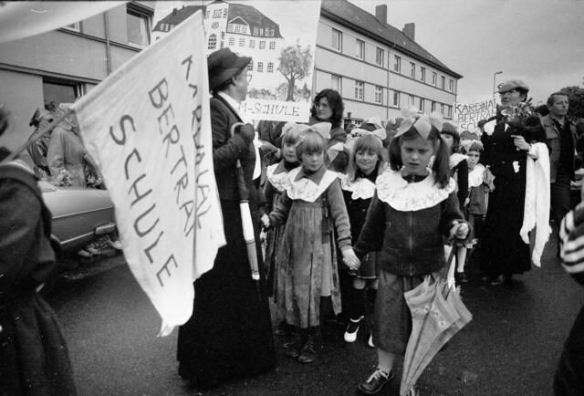 Der große Schützenausmarsch in Hannover-Döhren zur 1000-Jahr-Feier des Stadtteils 1983.
