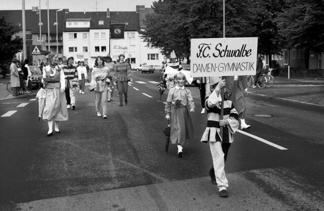 Der große Schützenausmarsch in Hannover-Döhren zur 1000-Jahr-Feier des Stadtteils 1983.