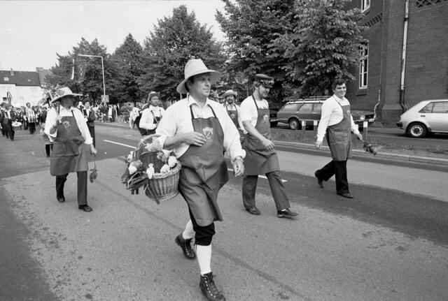 Der große Schützenausmarsch in Hannover-Döhren zur 1000-Jahr-Feier des Stadtteils 1983.
