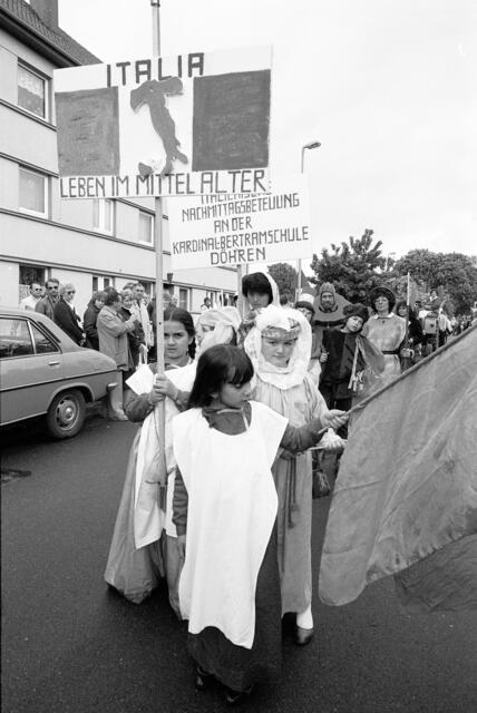 Der große Schützenausmarsch in Hannover-Döhren zur 1000-Jahr-Feier des Stadtteils 1983.