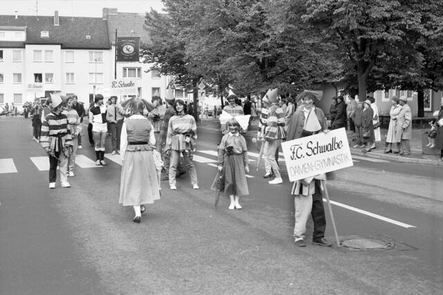 Der große Schützenausmarsch in Hannover-Döhren zur 1000-Jahr-Feier des Stadtteils 1983.