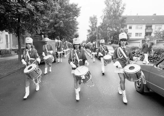 Der große Schützenausmarsch in Hannover-Döhren zur 1000-Jahr-Feier des Stadtteils 1983.