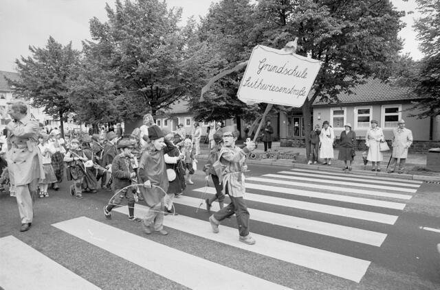 Der große Schützenausmarsch in Hannover-Döhren zur 1000-Jahr-Feier des Stadtteils 1983.