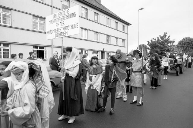 Der große Schützenausmarsch in Hannover-Döhren zur 1000-Jahr-Feier des Stadtteils 1983.