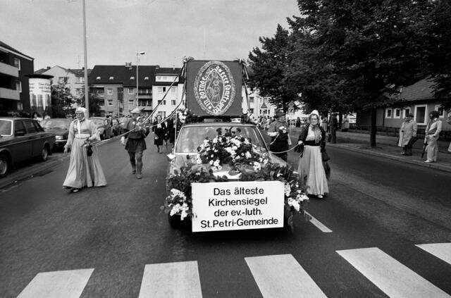 Der große Schützenausmarsch in Hannover-Döhren zur 1000-Jahr-Feier des Stadtteils 1983.