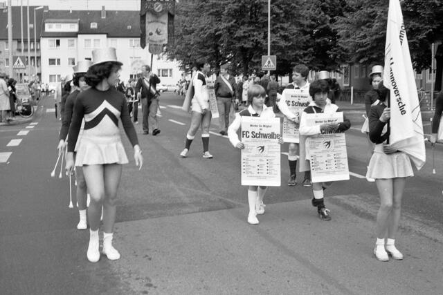 Der große Schützenausmarsch in Hannover-Döhren zur 1000-Jahr-Feier des Stadtteils 1983.