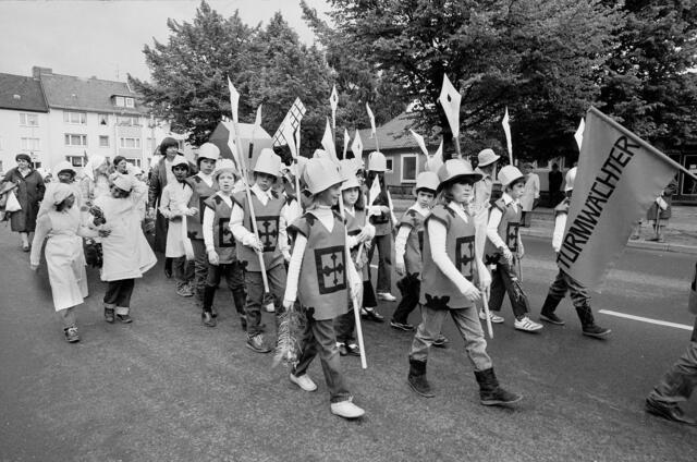 Der große Schützenausmarsch in Hannover-Döhren zur 1000-Jahr-Feier des Stadtteils 1983.