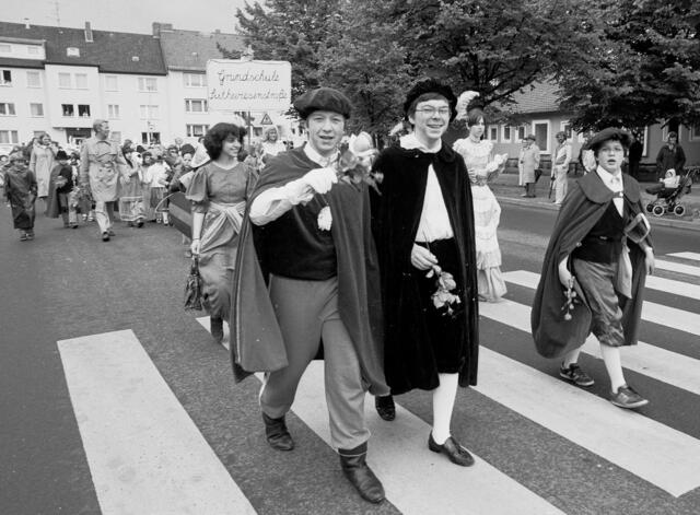 Der große Schützenausmarsch in Hannover-Döhren zur 1000-Jahr-Feier des Stadtteils 1983.