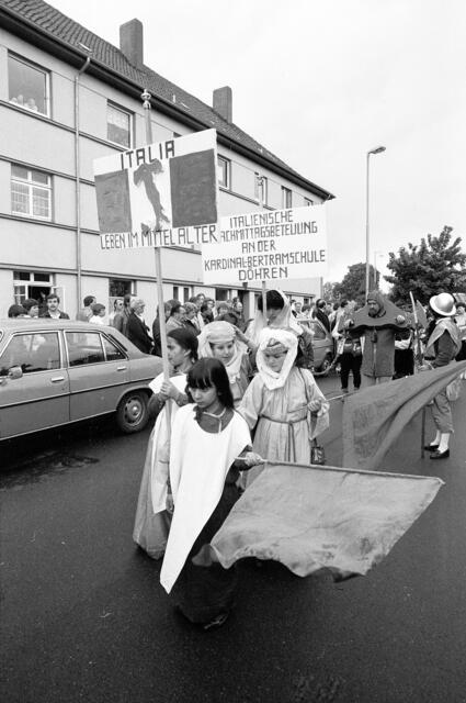 Der große Schützenausmarsch in Hannover-Döhren zur 1000-Jahr-Feier des Stadtteils 1983.