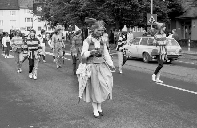 Der große Schützenausmarsch in Hannover-Döhren zur 1000-Jahr-Feier des Stadtteils 1983.