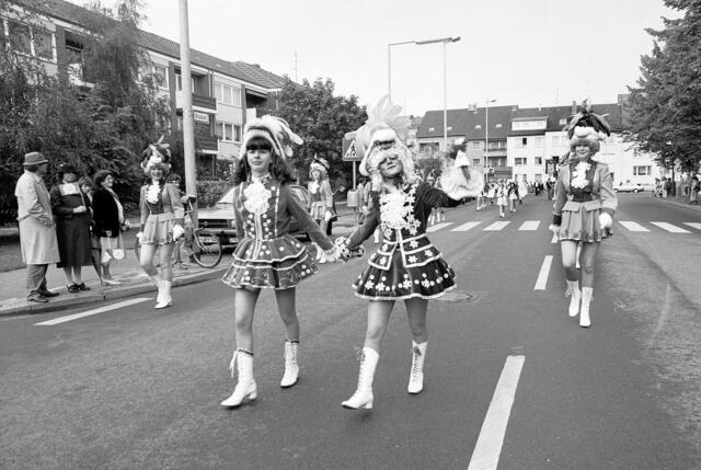 Der große Schützenausmarsch in Hannover-Döhren zur 1000-Jahr-Feier des Stadtteils 1983.