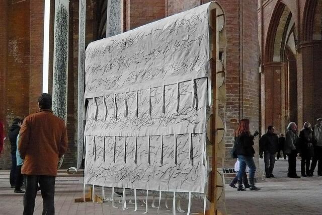 Großformatige Papierobjekte Ueckers ergänzen seine Ausstellungsobjekte.