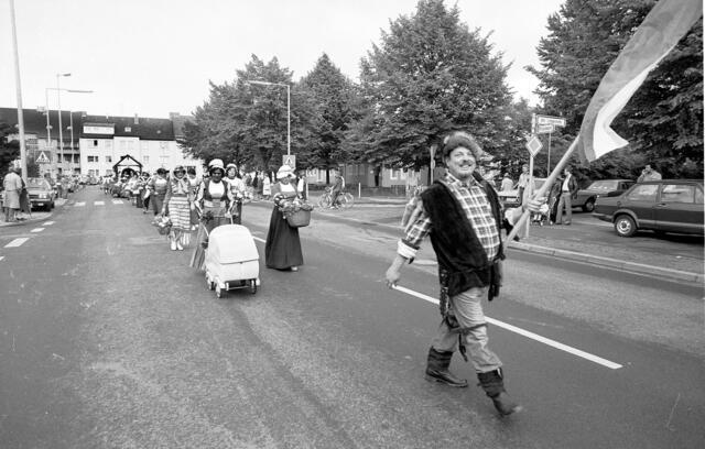 Der große Schützenausmarsch in Hannover-Döhren zur 1000-Jahr-Feier des Stadtteils 1983.