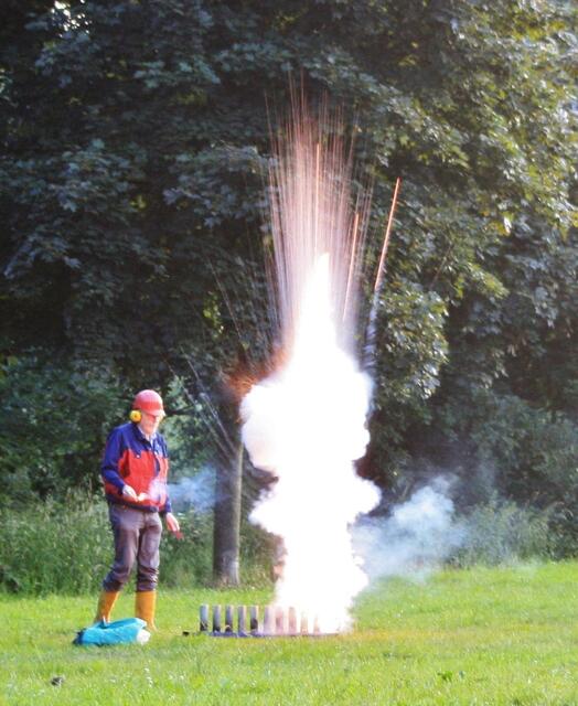 Böllerschüsse und Geneiter gehören zum Burgdorfer Schützenfest