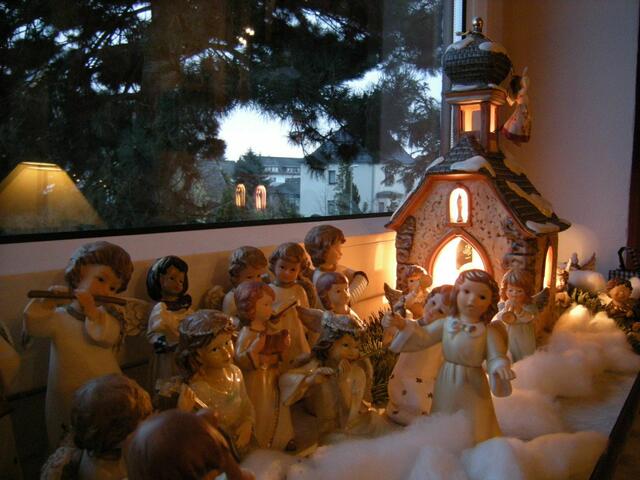 Die Kirche war schon übervoll,                                  nun stehn noch Engel draußen, doll.