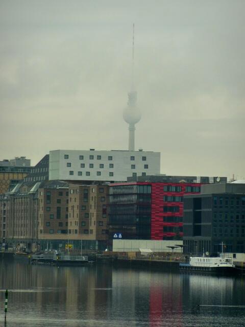 Der Fernsehturm ist in Wolken eingehüllt.