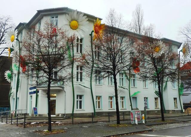Die Apotheke am S-Bahnhof Treptower Park ist nicht nach den Blumen benannt, sondern heißt "Blaue Apotheke".