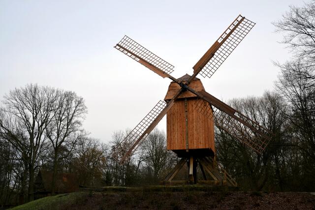 Bockwindmühle im Hermann-Löns-Park Hannover mit Speicherhaus im Hintergrund (Foto: Katja Woidtke)