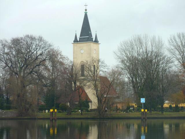 Kirche und Friedhof auf der Halbinsel Stralau