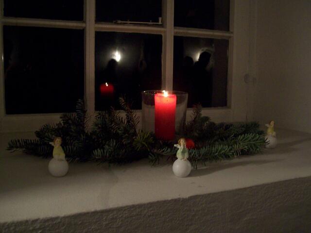 Auch drinnen auf der Fensterbank liebevoll-weihnachtlich dekoriert