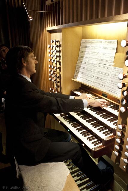 Marktkirchenorganist Ulfert Smidt am Spieltisch.