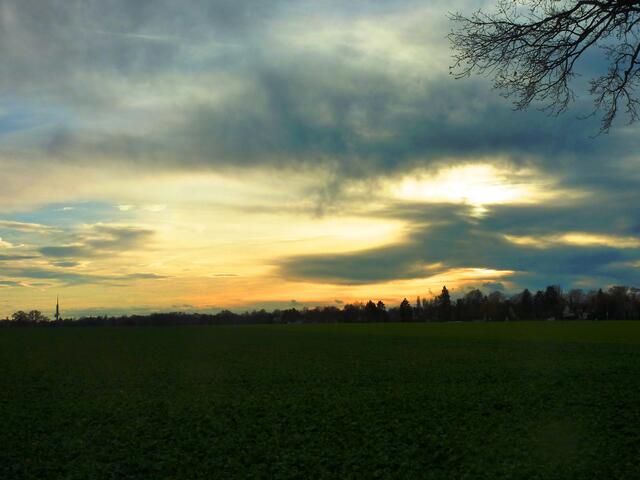 Es ist wunderschön, wenn man am Ende eines Tages zufrieden mit sich und der Welt ist. (Sonnenuntergang über Isernhagen)