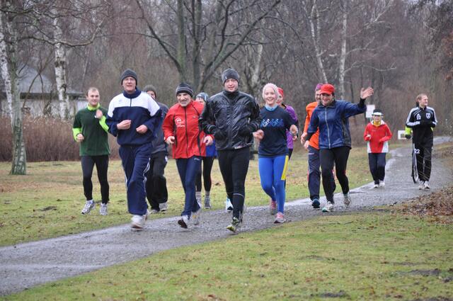 7 Kilometer liegen hinten ihnen, nun steht Baden an, bei nur 2 Grad Wassertemperatur.